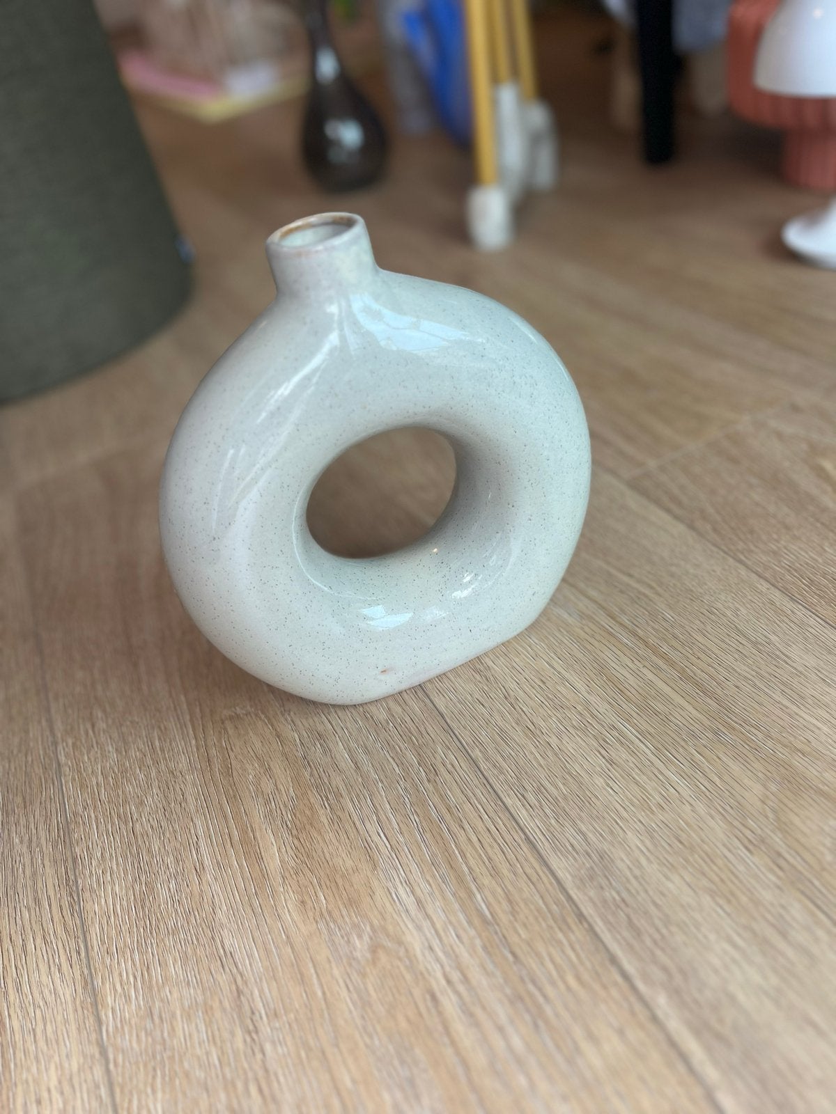 Moderne donut vaas - beige/grijs, Ophalen, Beige, Zo goed als nieuw, Geschikt voor droogbloemen