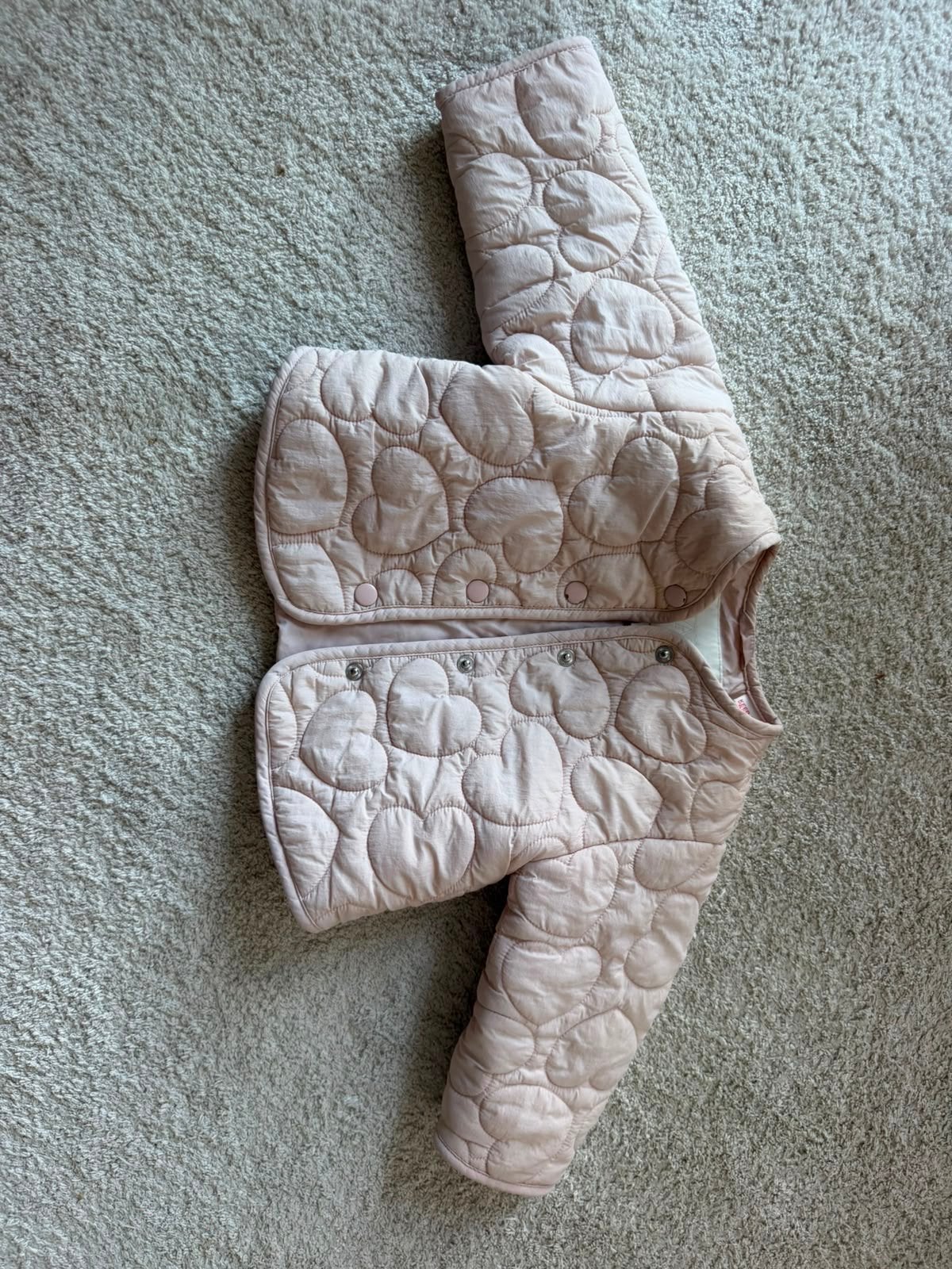 Roze gewatteerd jasje met hartjespatroon, Kinderen en Baby's, Babykleding | Overige, Ophalen of Verzenden, Zo goed als nieuw, Meisje