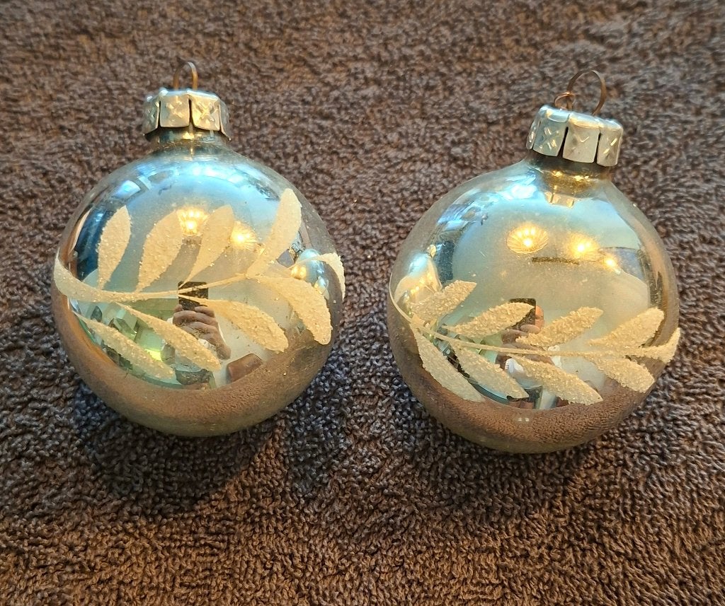 2 vintage glazen kerstballen met tak micasneeuw – DDR/GDR, Ophalen of Verzenden, Gebruikt