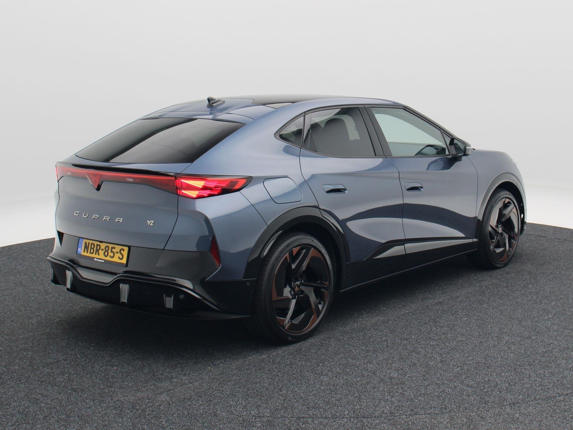 CUPRA Tavascan VZ Adrenaline 82 kWh 340 Pk | Stoel/Stuurverw, Auto's, Automaat, Dealer onderhouden, Gebruikt, Blauw