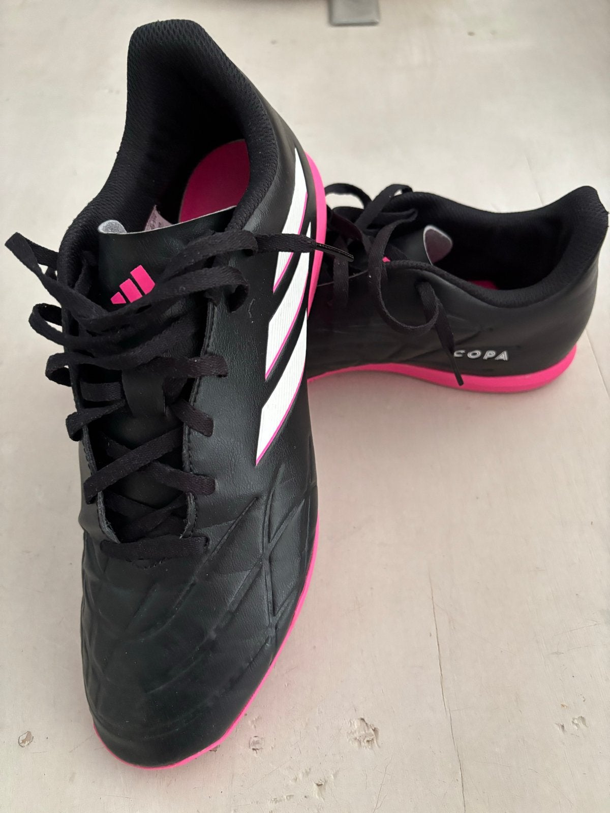 Adidas Copa zaalschoenen - Zwart met roze accenten, Kleding | Heren, Ophalen of Verzenden, Zo goed als nieuw, Zwart, Sneakers of Gympen