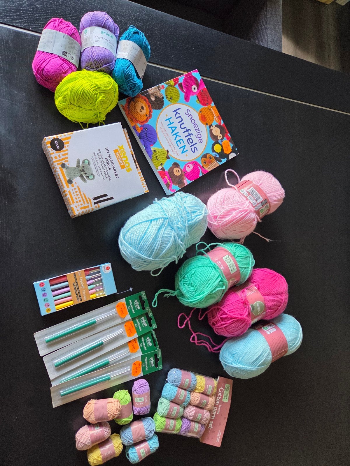 Groot haakpakket: Boek, wol, naalden en DIY-pakket, Hobby en Vrije tijd, Breien en Haken, Ophalen of Verzenden, Zo goed als nieuw