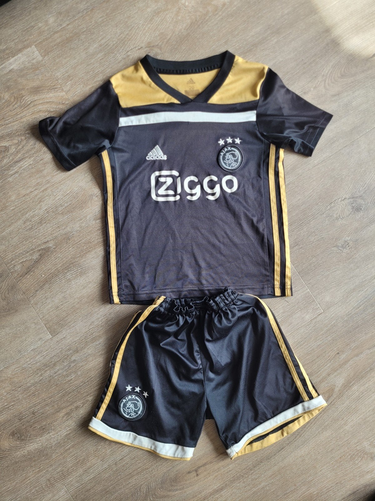 Ajax tenue maat 20 - Zwart/Goud, Ophalen of Verzenden, Gebruikt, Adidas, Jongen