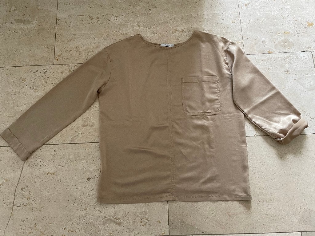 Mango: z.g.a.n. subtiel glanzende top met zakje maat S, Kleding | Dames, Tops, Mango, Verzenden, Beige, Zo goed als nieuw