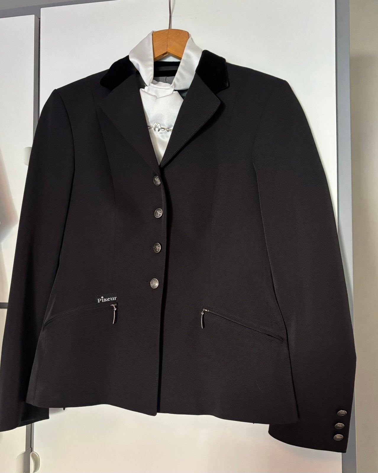 Pikeur Skarlett wedstrijdjasje paardrijjasje mt 40&plastron, Dressuur, Ophalen of Verzenden, Zo goed als nieuw, Zwart
