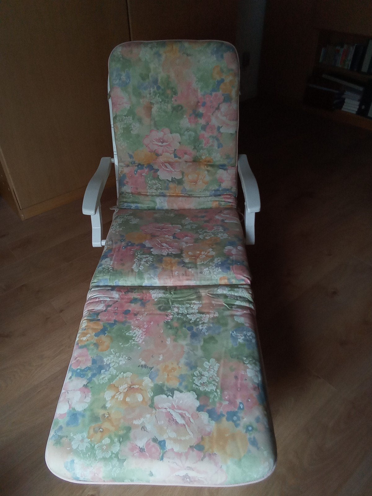 Ligstoel met bloemenprint kussen, inklapbaar en verrijdbaar, Ophalen, Gebruikt, Kunststof, Inklapbaar