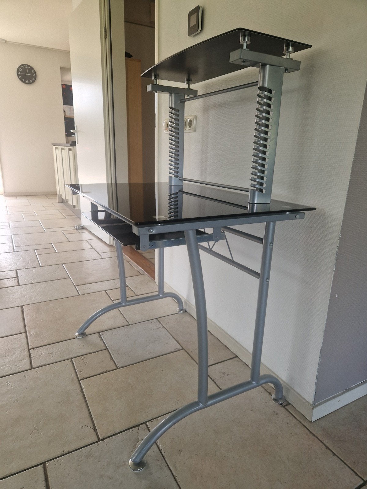 Modern computerbureau met glazen bladen en uitschuifbaar toe, Ophalen, Gebruikt, Overige merken, Computerbureau
