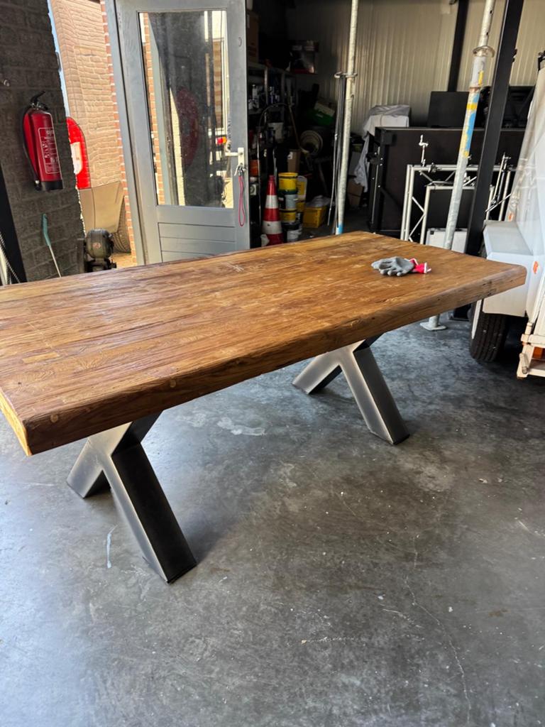 Robuuste houten eettafel met metalen X-poten, Huis en Inrichting, Tafels | Eettafels, 100 tot 150 cm, 200 cm of meer, Ophalen of Verzenden