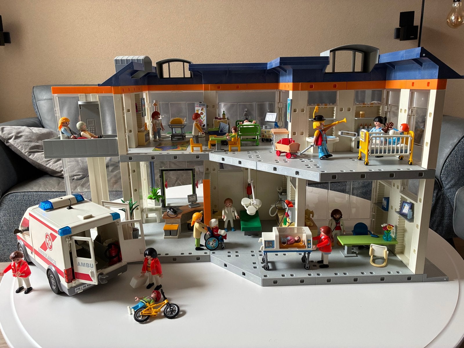 Playmobil Ziekenhuis met Ambulance en veel extra's, Kinderen en Baby's, Speelgoed | Playmobil, Ophalen of Verzenden, Zo goed als nieuw