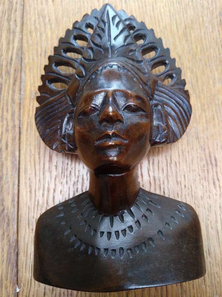 houtsnijwerk uit Bali. Buste 17 cm hoog met hoofdtooi, Antiek en Kunst, Minder dan 20 cm, Buste, Ophalen of Verzenden, Handgemaakt