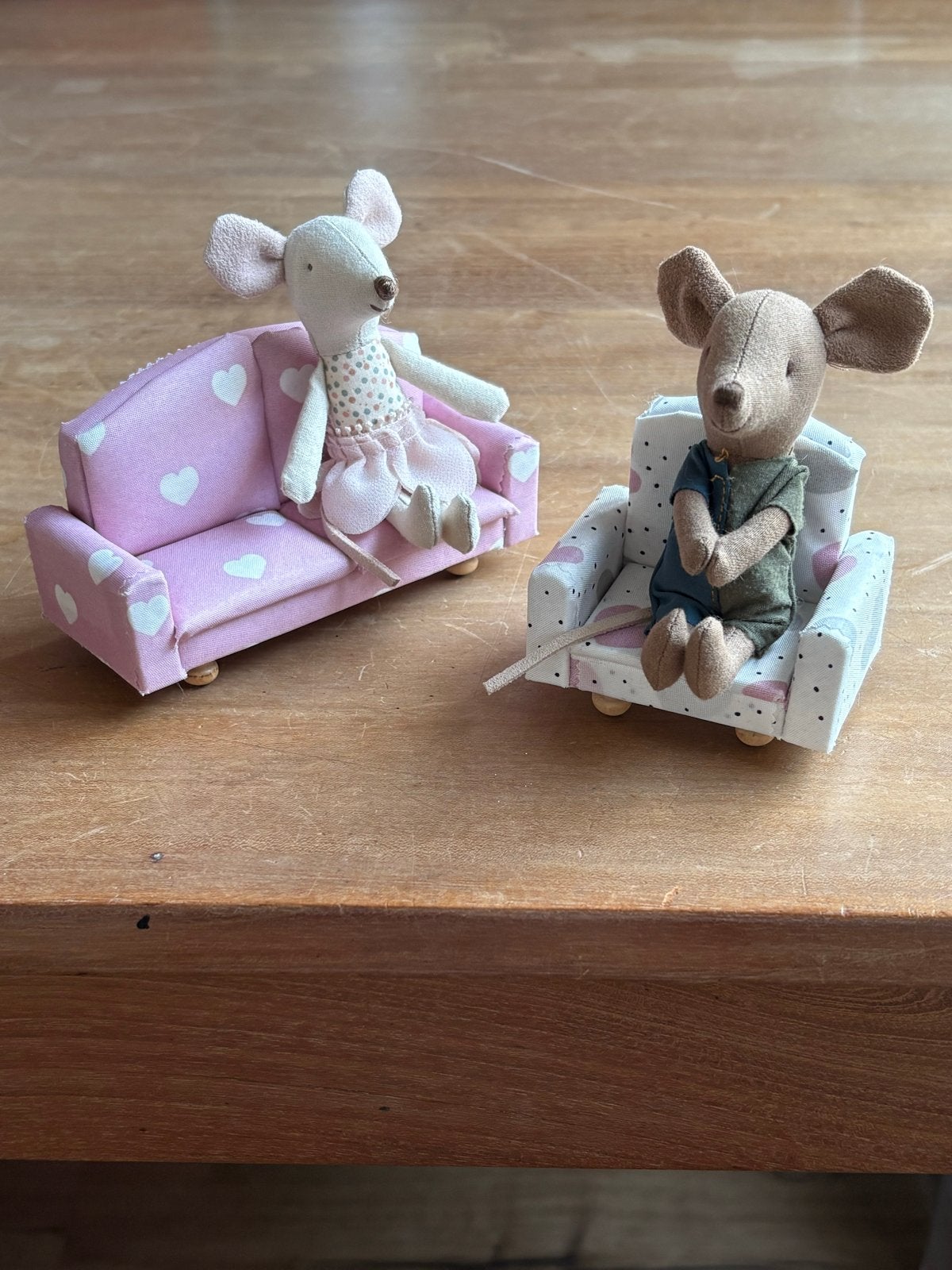 Poppenhuisbankje en -fauteuil met hartjespatroon, Ophalen of Verzenden, Zo goed als nieuw, Decoratie