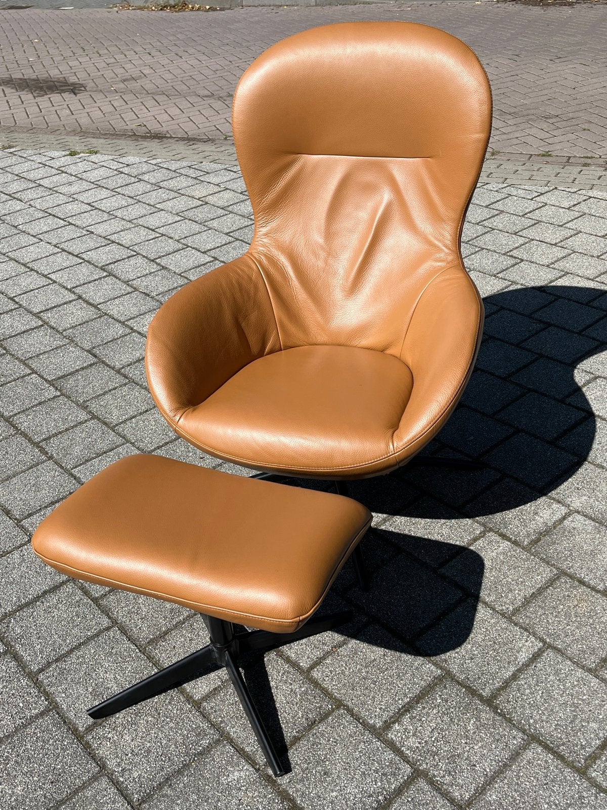 Nieuwe Enzo Luca fauteuil met poef - Cognac leer, Ophalen of Verzenden, Nieuw, Leer, 75 tot 100 cm