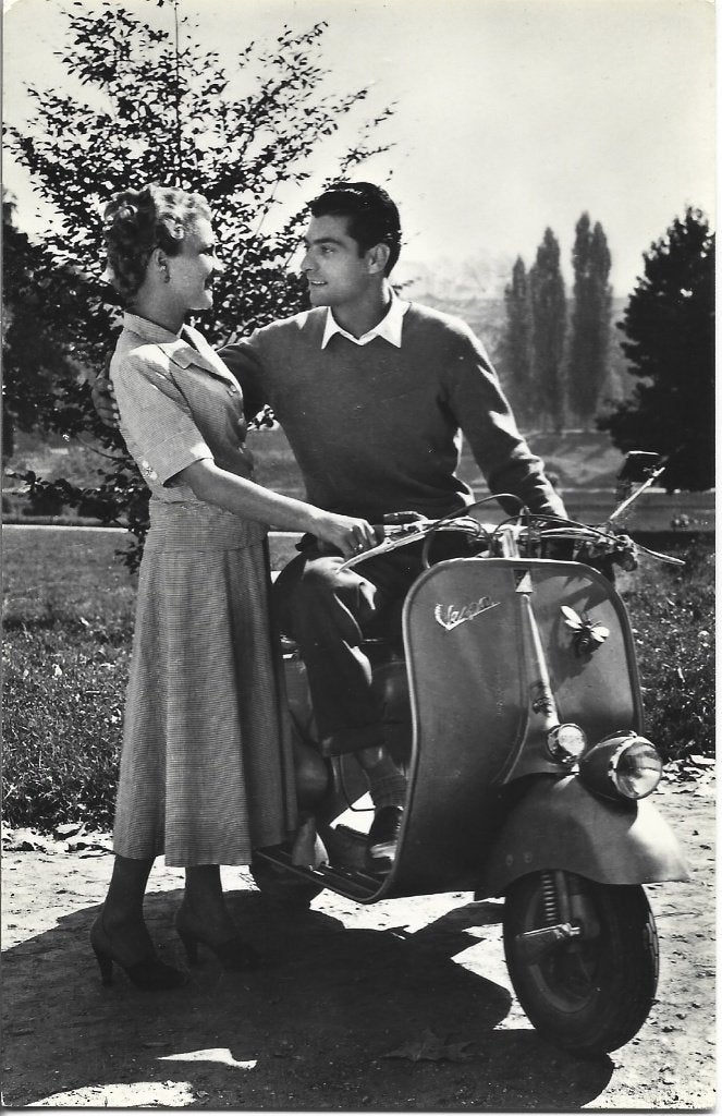 Stelletje met Vespa scooter - Retro - Vintage - Romantiek, Ophalen of Verzenden, 1940 tot 1960, Ongelopen, Voertuig