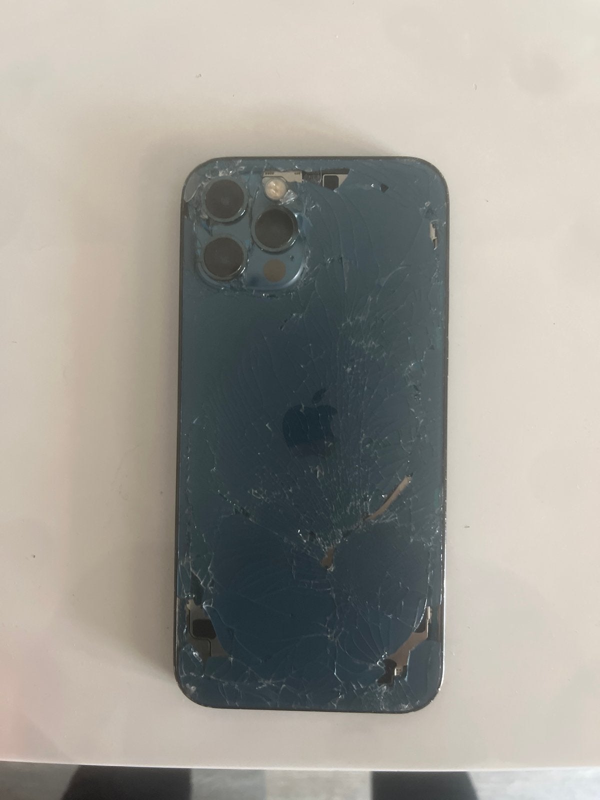 iPhone 12 Pro Max - Achterkant beschadigd, Telecommunicatie, Mobiele telefoons | Apple iPhone, 128 GB, Blauw, Zonder simlock, Niet werkend