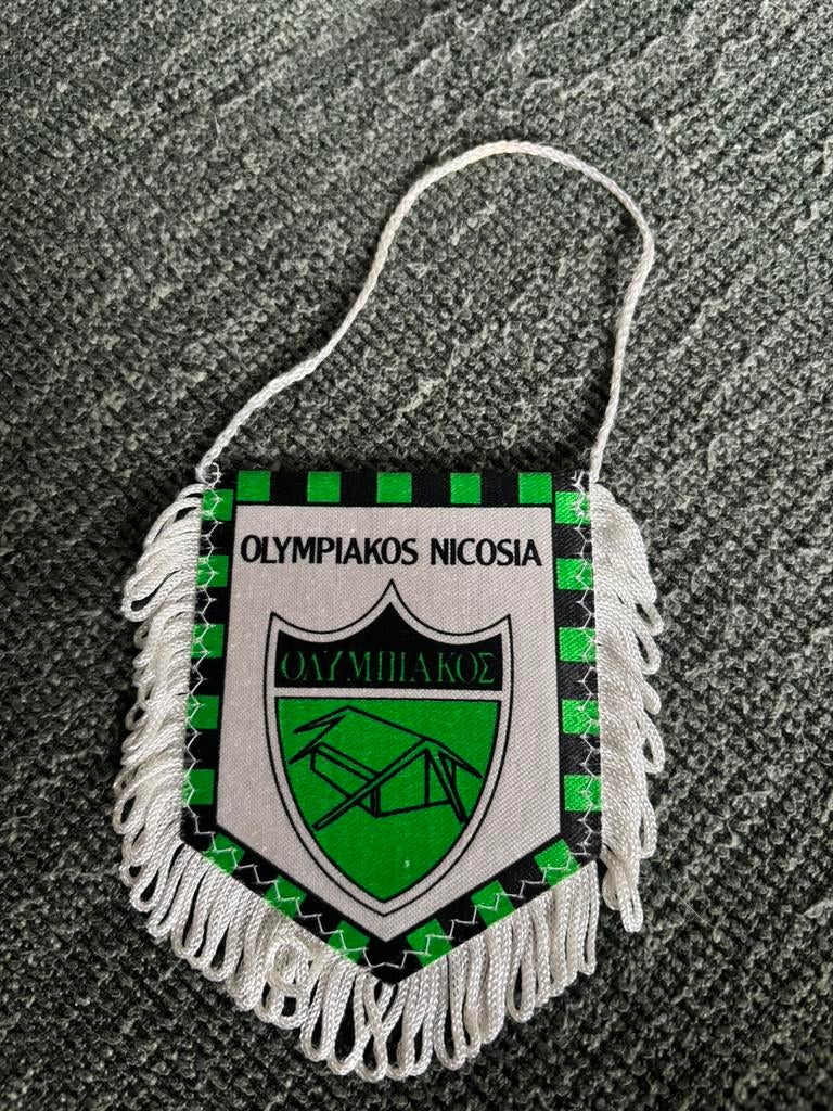 Olympiakos Nicosia vaantje, Ophalen of Verzenden, Zo goed als nieuw, Buitenlandse clubs, Vaantje of Sjaal