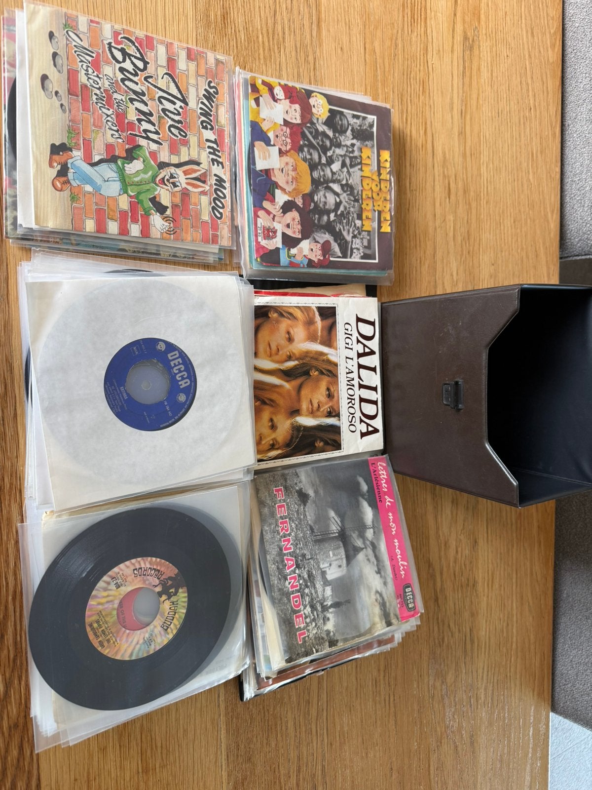 VINYL 45 RPM SINGLES  + - 100 STUKS  DIVERSE GENRES IN HOES, Ophalen of Verzenden, Gebruikt, 7 inch, Pop