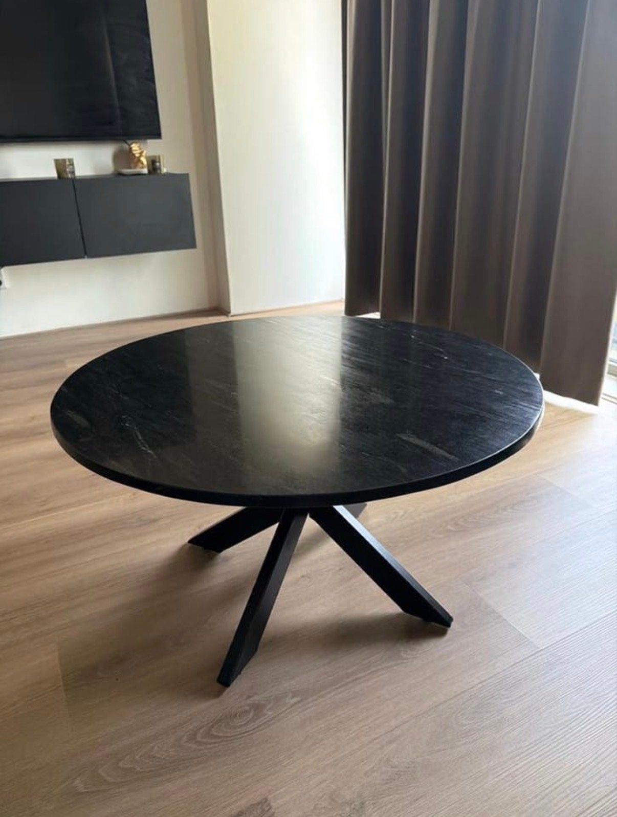 Moderne ronde salontafel met zwart marmeren blad, Huis en Inrichting, Tafels | Salontafels, Ophalen, Rond, 50 tot 100 cm, Zo goed als nieuw