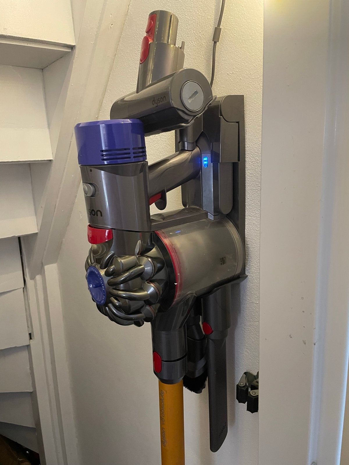 Dyson V8 (SV10) steelstofzuiger - goed gebruikt, Draadloos, Ophalen of Verzenden, Dyson, Niet werkend