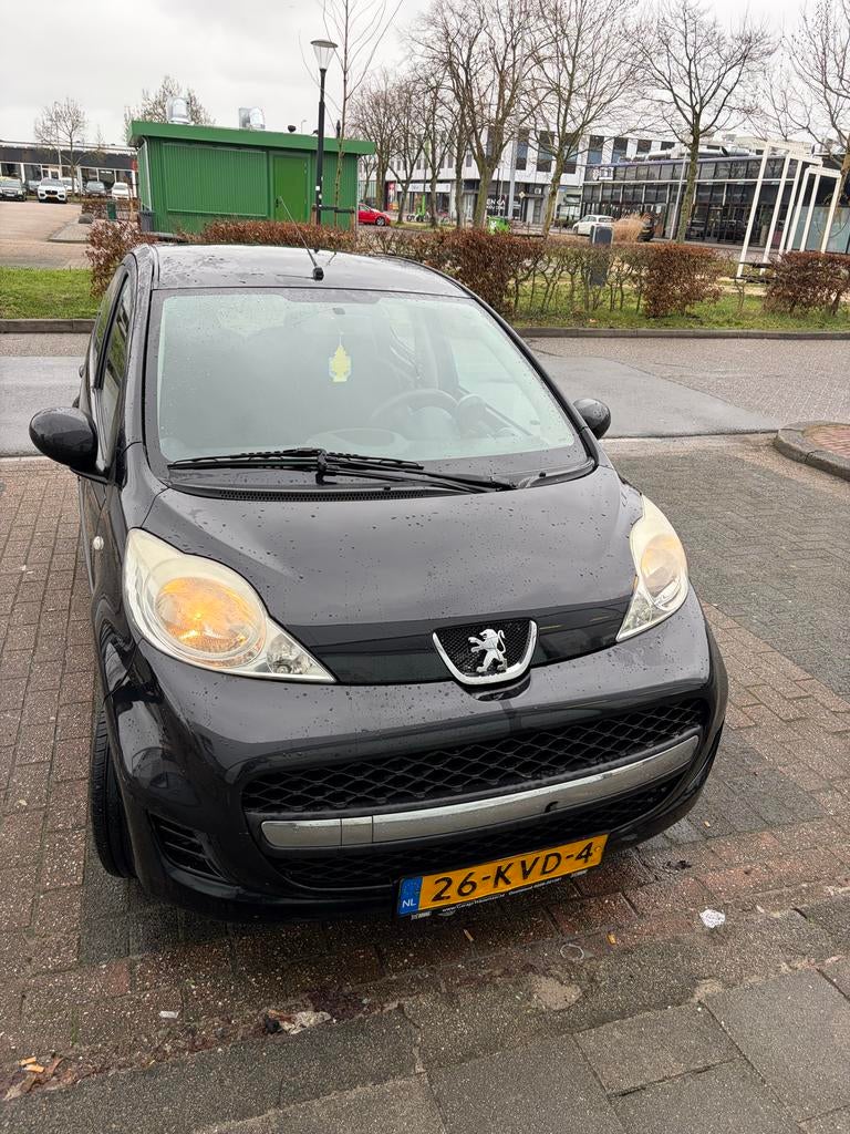 Peugeot 107 1.0 12V 5DR 2010 Zwart, Auto's, Peugeot, Voorwielaandrijving, 4 stoelen, Origineel Nederlands, Handgeschakeld