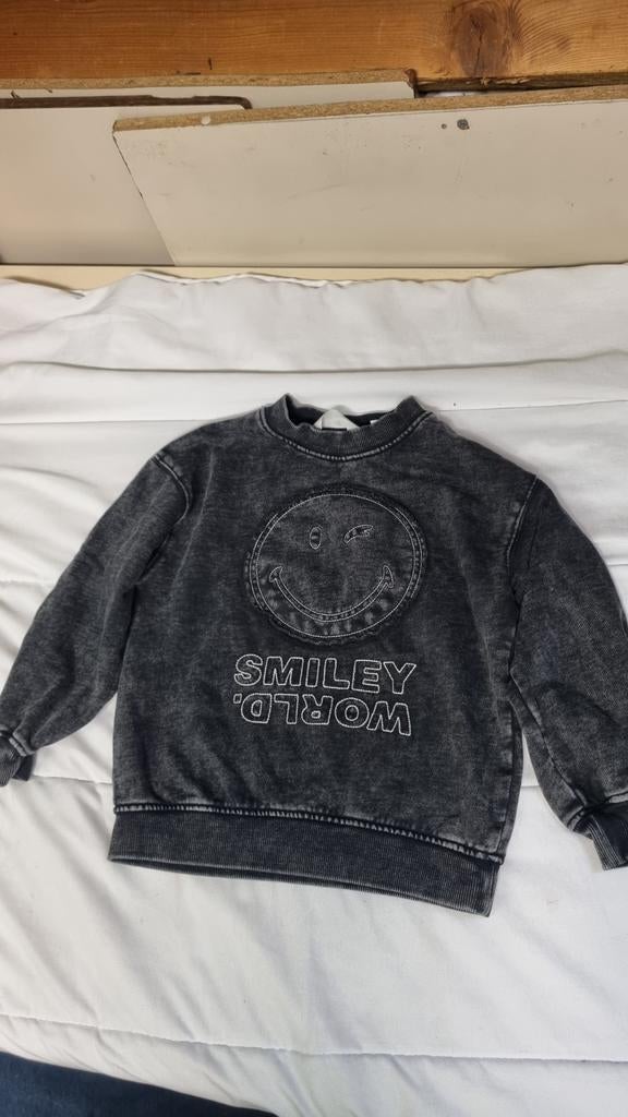 Donkere trui met smiley opdruk maat 110/116, Gebruikt, Trui of Vest, H&M, Ophalen of Verzenden
