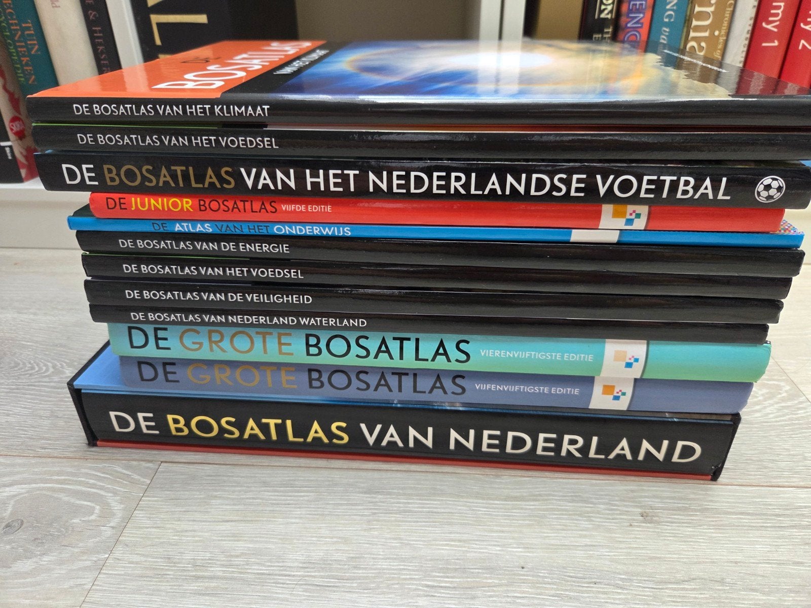 12x Bosatlas oa Voetbal Energie Voedsel Nederland  Klimaat, Bosatlas, 2000 tot heden, Ophalen of Verzenden, Zo goed als nieuw