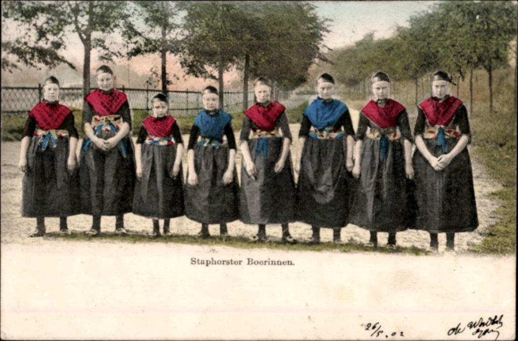 Staphorst KVR03 182 Staphorster Boerinnen in Kledingdracht, Ophalen of Verzenden, 1920 tot 1940, Gelopen, Overijssel