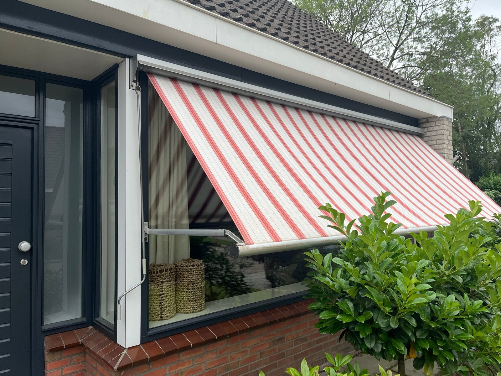Zonnescherm 430 cm breed - Rood/Wit gestreept, Ophalen, Gebruikt, 250 cm tot 450 cm, Knikarmscherm