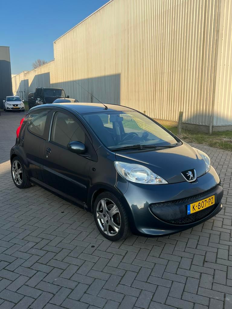 Peugeot 107 uit 2006 grijs met nieuwe apk, Auto's, 4 stoelen, Handgeschakeld, Particulier, 22 km/l