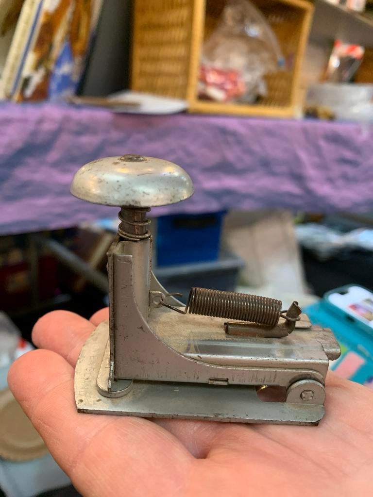 Oude metalen nietmachine - Vintage bureau accessoire, Antiek en Kunst, Antiek | Kantoor en Zakelijk, Ophalen