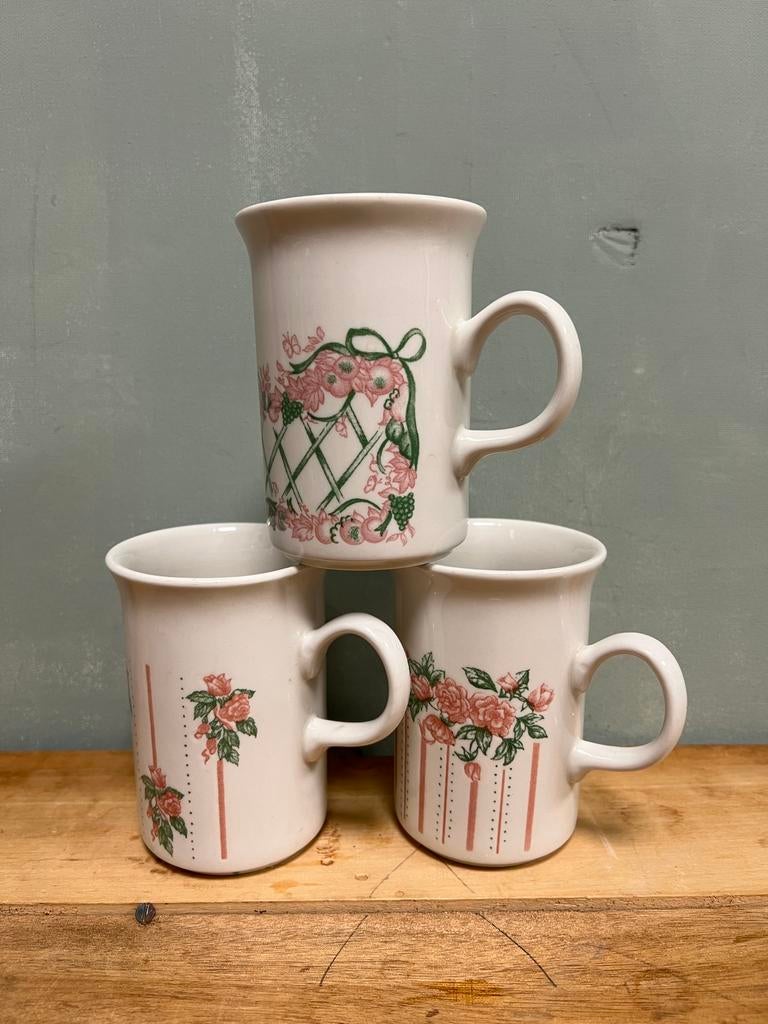 Vintage Theekoppen Churchill England floral pink set/3, Gebruikt, Ophalen of Verzenden, Overige stijlen, Kop(pen) en/of Schotel(s)