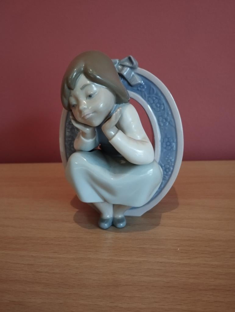 Lladro Schoolgirl O, Ophalen of Verzenden, Zo goed als nieuw, Mens