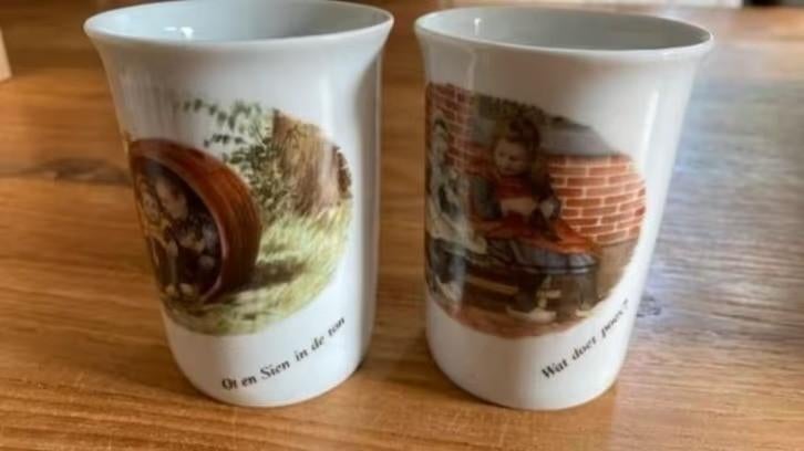 Twee bekers ot en Sien . Jet ter steeg 1984, Ophalen of Verzenden, Aardewerk, Overige stijlen, Kop(pen) en/of Schotel(s)