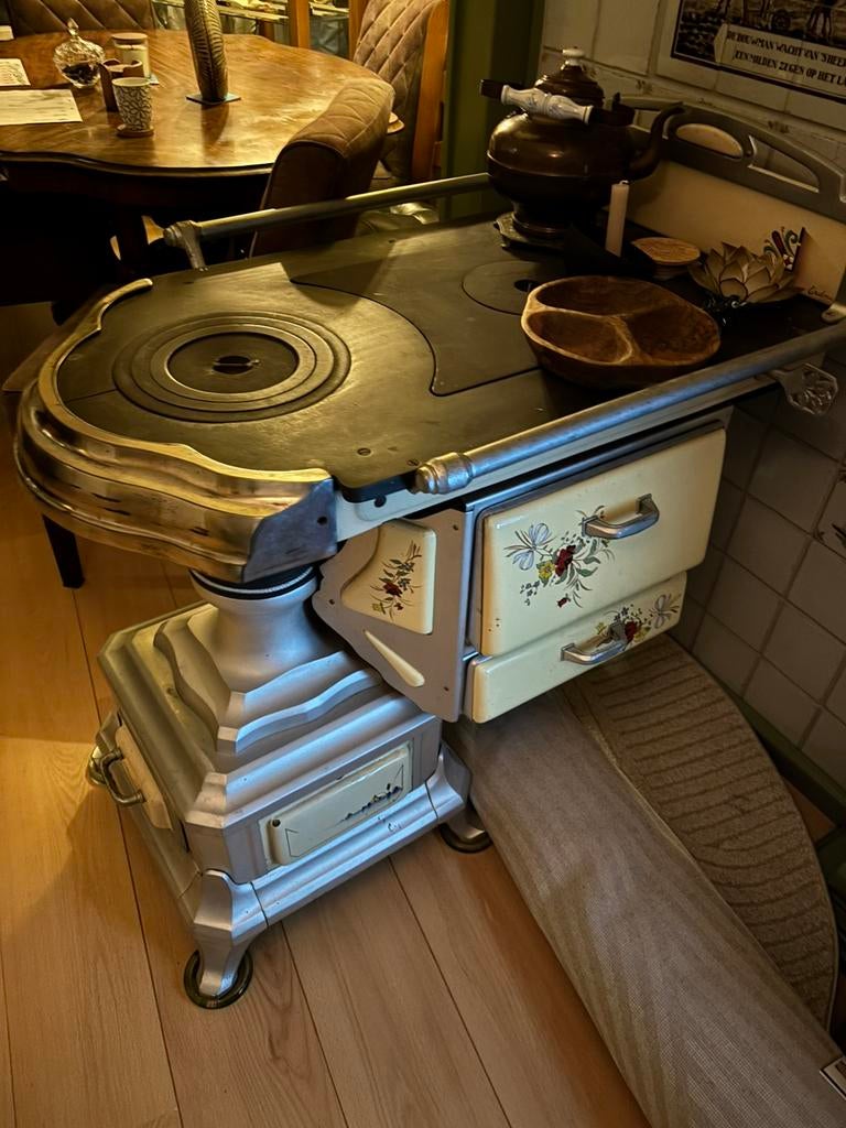 Ouderwetse kachel in prima staat, Huis en Inrichting, Kachels, Ophalen, Zo goed als nieuw, Hout, Houtkachel