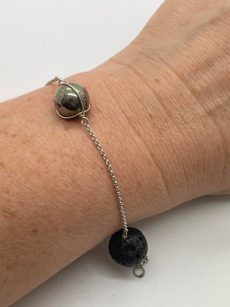 C348 Prachtige zilveren armband met wereldbol en lavakralen, Ophalen of Verzenden, X, Zilver, Zilver