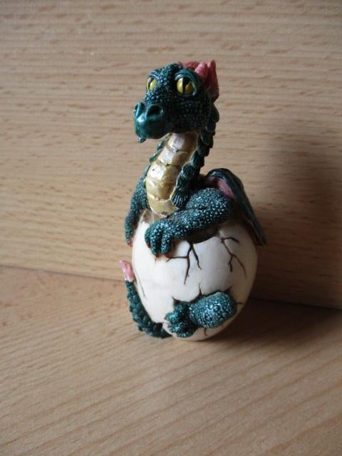 Green Collection Mythical beeldje  groen babydraakje uit ei, Ophalen of Verzenden, Zo goed als nieuw