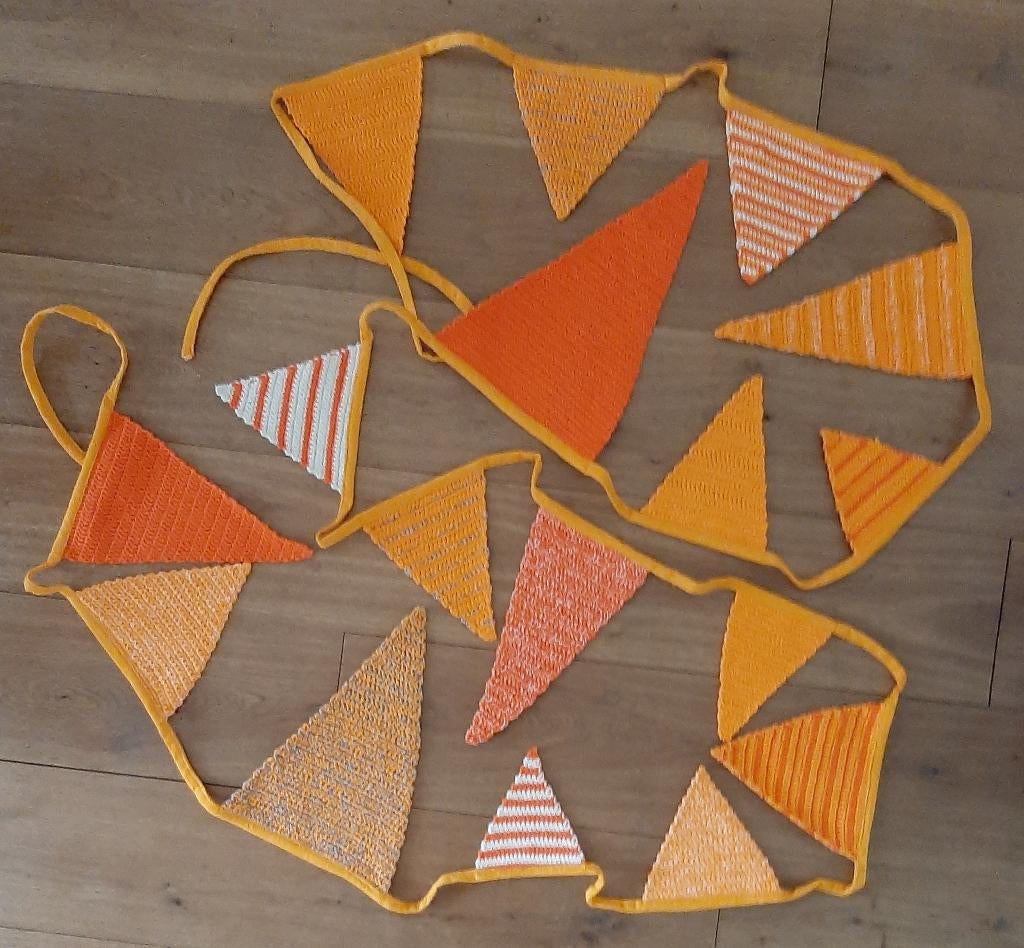 Unieke oranje slinger met gehaakte katoenen vlaggetjes, Ophalen of Verzenden, Nieuw