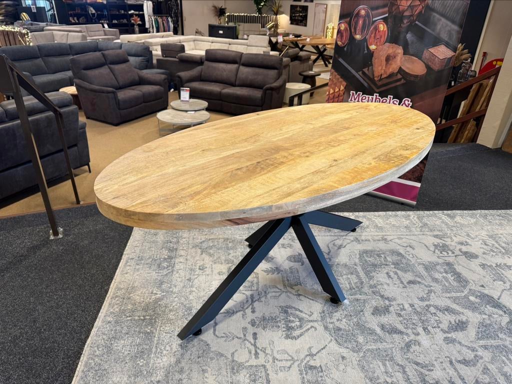 Eettafel ovaal 180cm. met spinpoot Direct/leverbaar E-7061