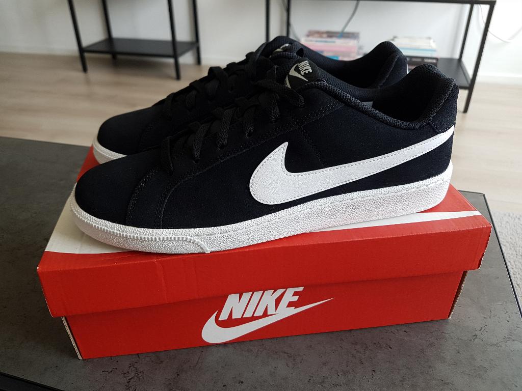 Nike Court Royale Suede | Maat 44,5 | Nieuw, Kleding | Heren, Schoenen, Ophalen of Verzenden, Nieuw, Zwart