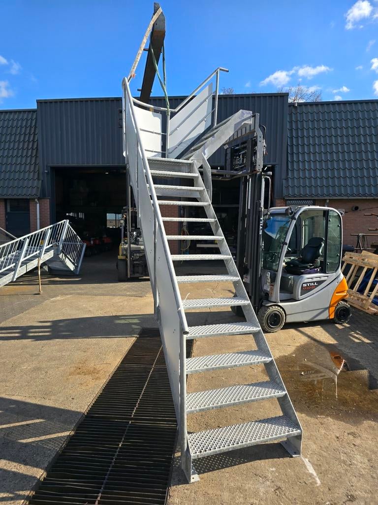 Stalen hoektrap gegalv. Hoog 3,45 mtr. Nob029, Doe-het-zelf en Verbouw, Ophalen