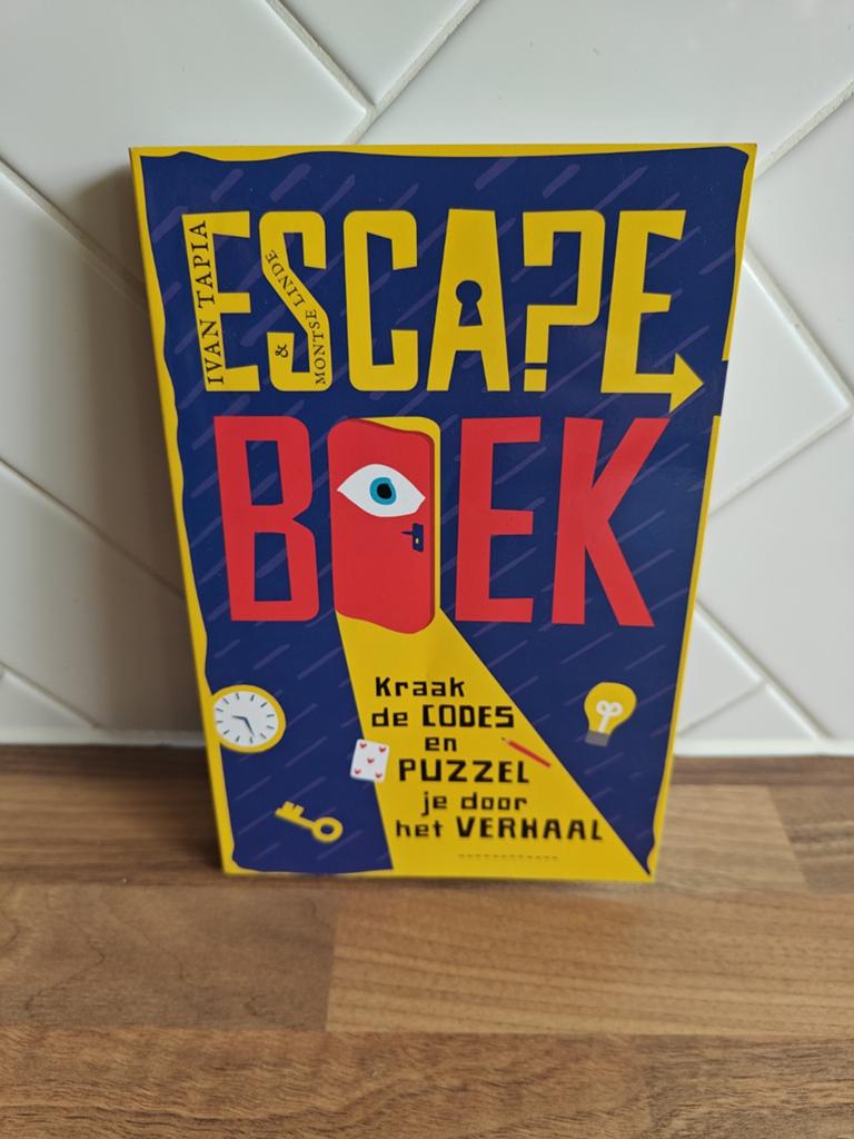 Escape Boek: Kraak de codes en puzzel je door het verhaal, Ophalen