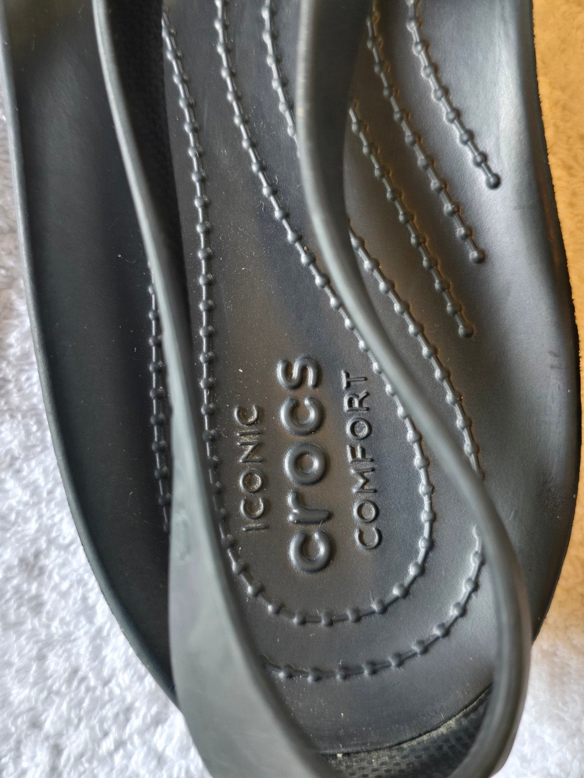Zwarte Crocs slippers met bloemendetail, Slippers, Zwart, Ophalen of Verzenden, Zo goed als nieuw