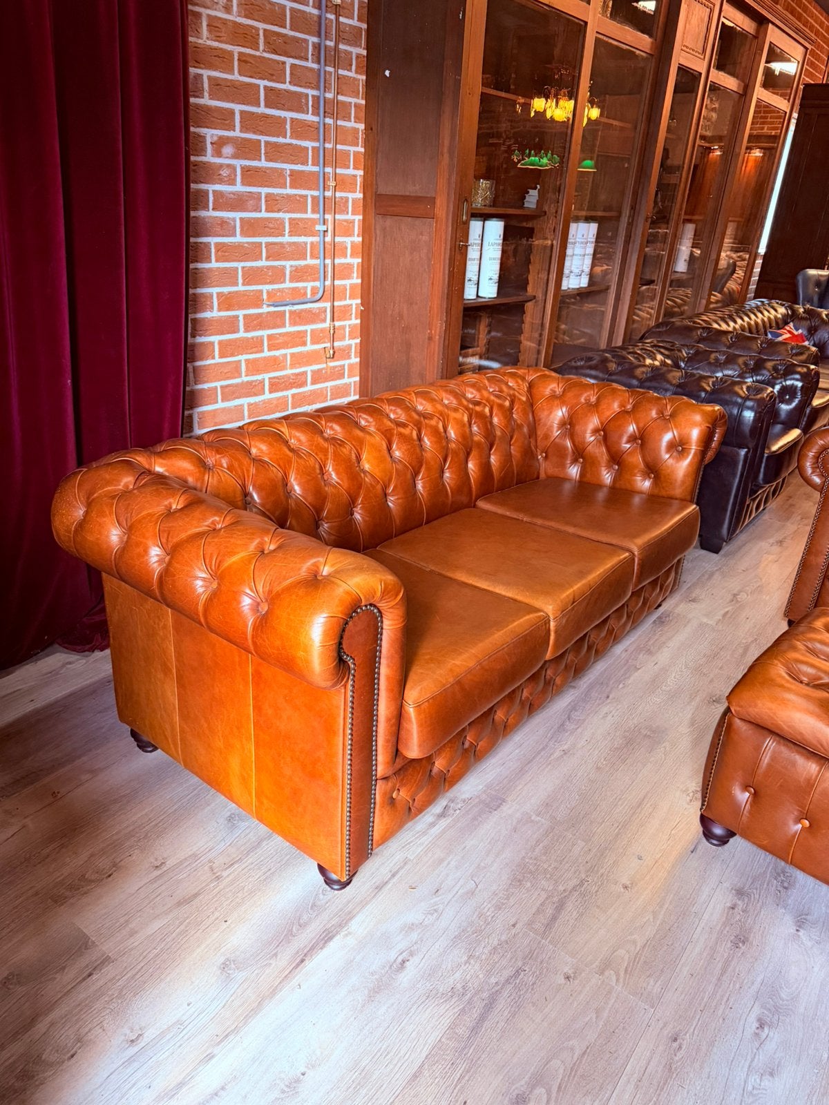 The Chesterfield Brand Cognac 3-zits + Fauteuil + Poef, Huis en Inrichting, Banken | Bankstellen, Ophalen, Gebruikt, Chesterfield brand