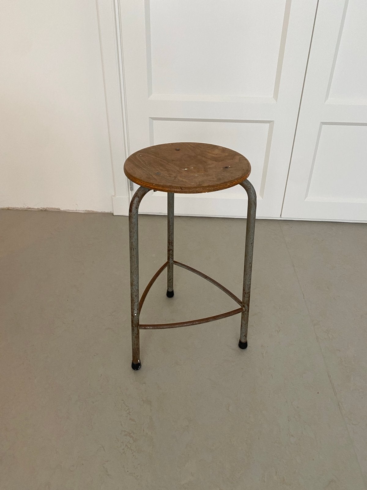 Vintage hoge kruk met houten zitting en metalen frame, Ophalen, Gebruikt, Hout