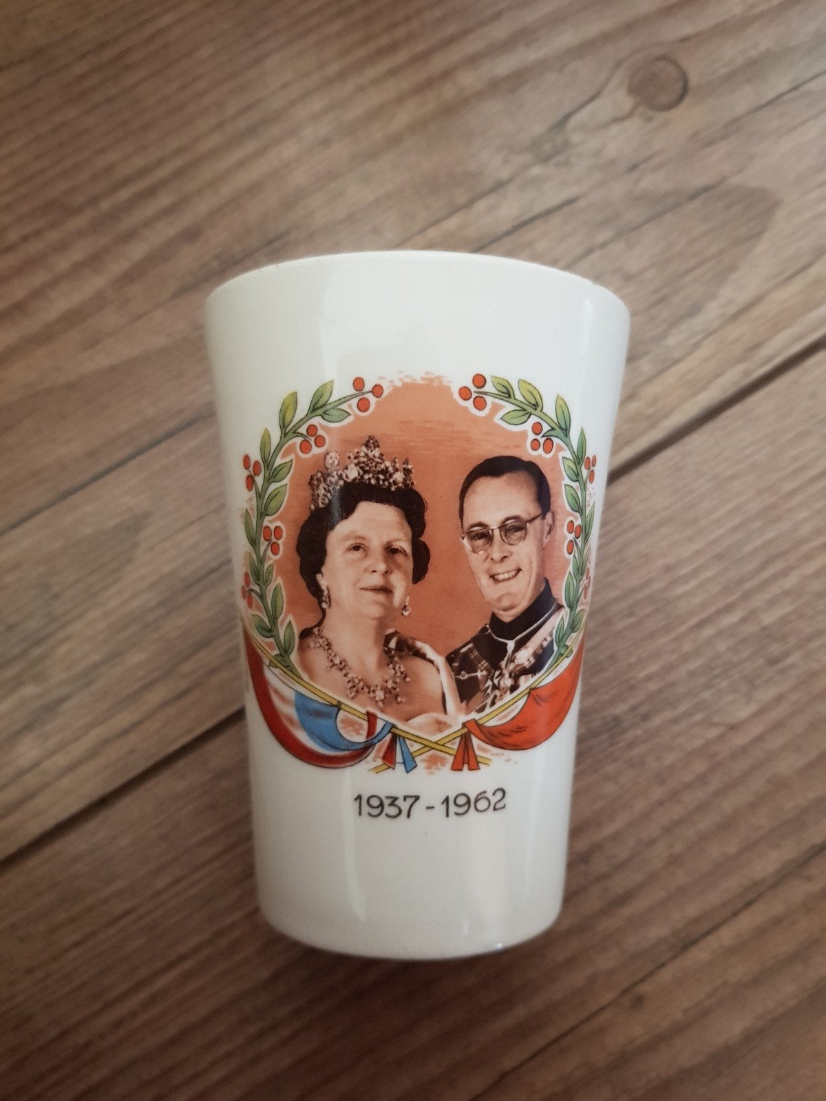 oude mok / beker Juliana en Bernhard 1937 - 1962, Verzamelen, Ophalen of Verzenden, Zo goed als nieuw, Nederland, Servies