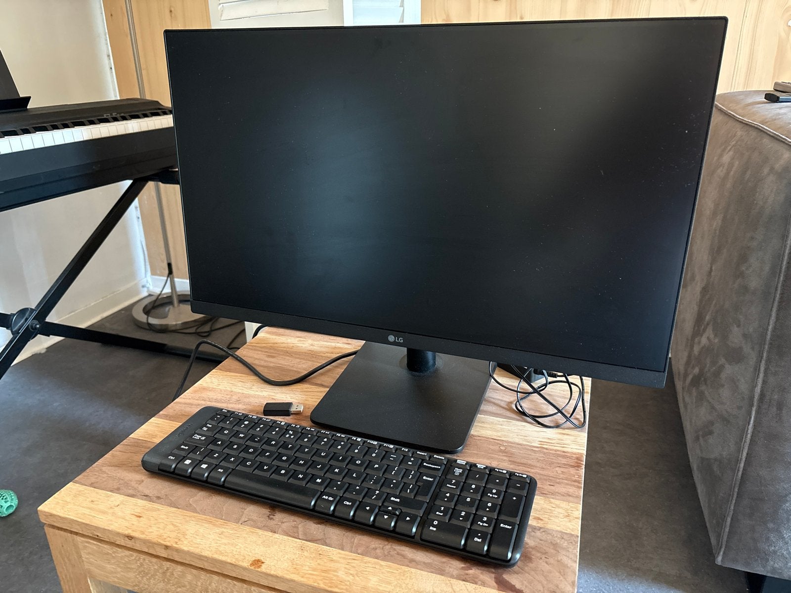 LG Monitor met Logitech toetsenbord, Computers en Software, Monitoren, Zo goed als nieuw, DVI, HDMI, Ophalen of Verzenden
