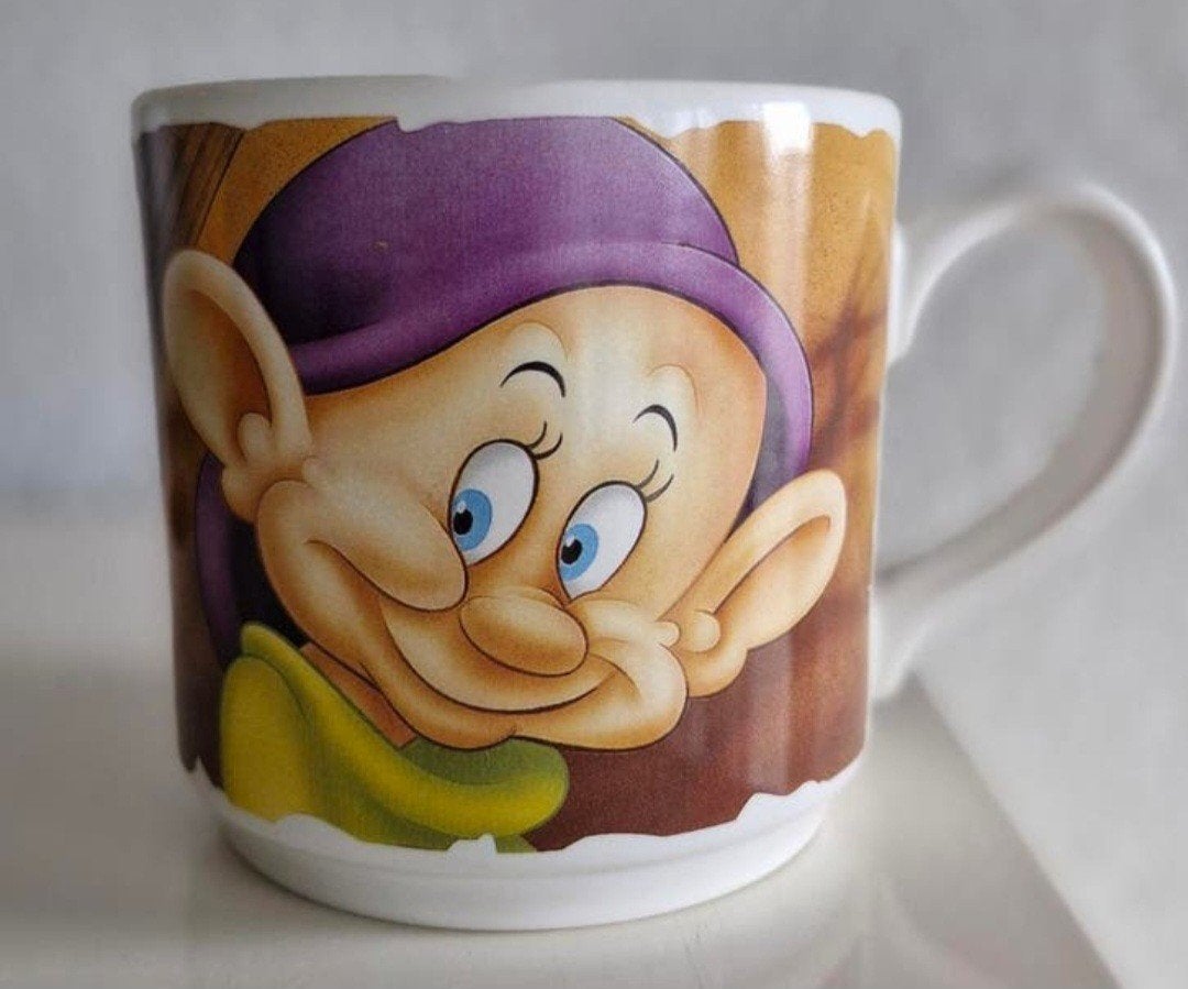 Beker Staffordshire Dopey ( Sneeuwwitje en de 7 Dwergen ), Ophalen of Verzenden, Zo goed als nieuw, Overige stijlen, Kop(pen) en/of Schotel(s)