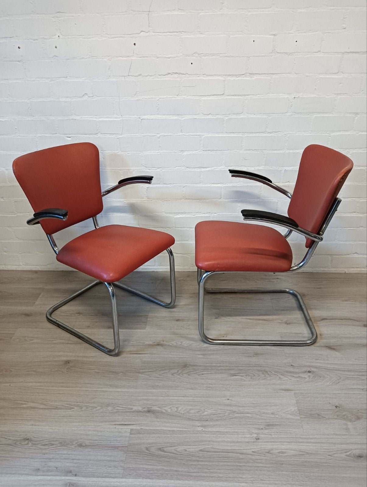 Twee vintage stoelen met armleuningen, rood en chroom, Ophalen, Gebruikt, Twee, Overige materialen
