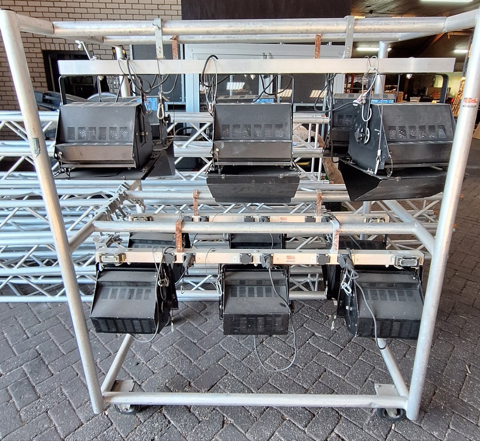 18x 1kW Lampen met Harting aansluiting en transportkarren, Ophalen, Gebruikt