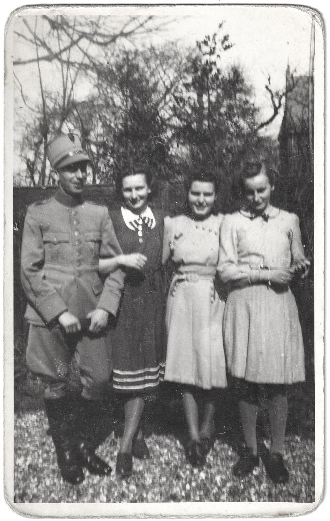 Foto - Nederlandse Militair Uniform Kepi + Drie Vrouwen, Verzamelen, Gebruikt, Foto, Ophalen of Verzenden, Voor 1940