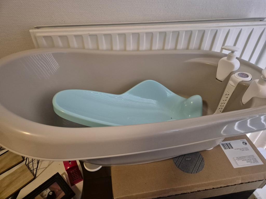 Baby badje met standaard en badzitje, Ophalen, Zo goed als nieuw, Badje, Bébé-jou